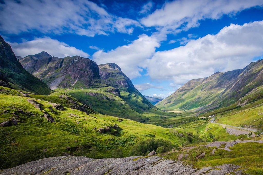 Glencoe-vallei in de Schotse Hooglanden met groene bergflanken