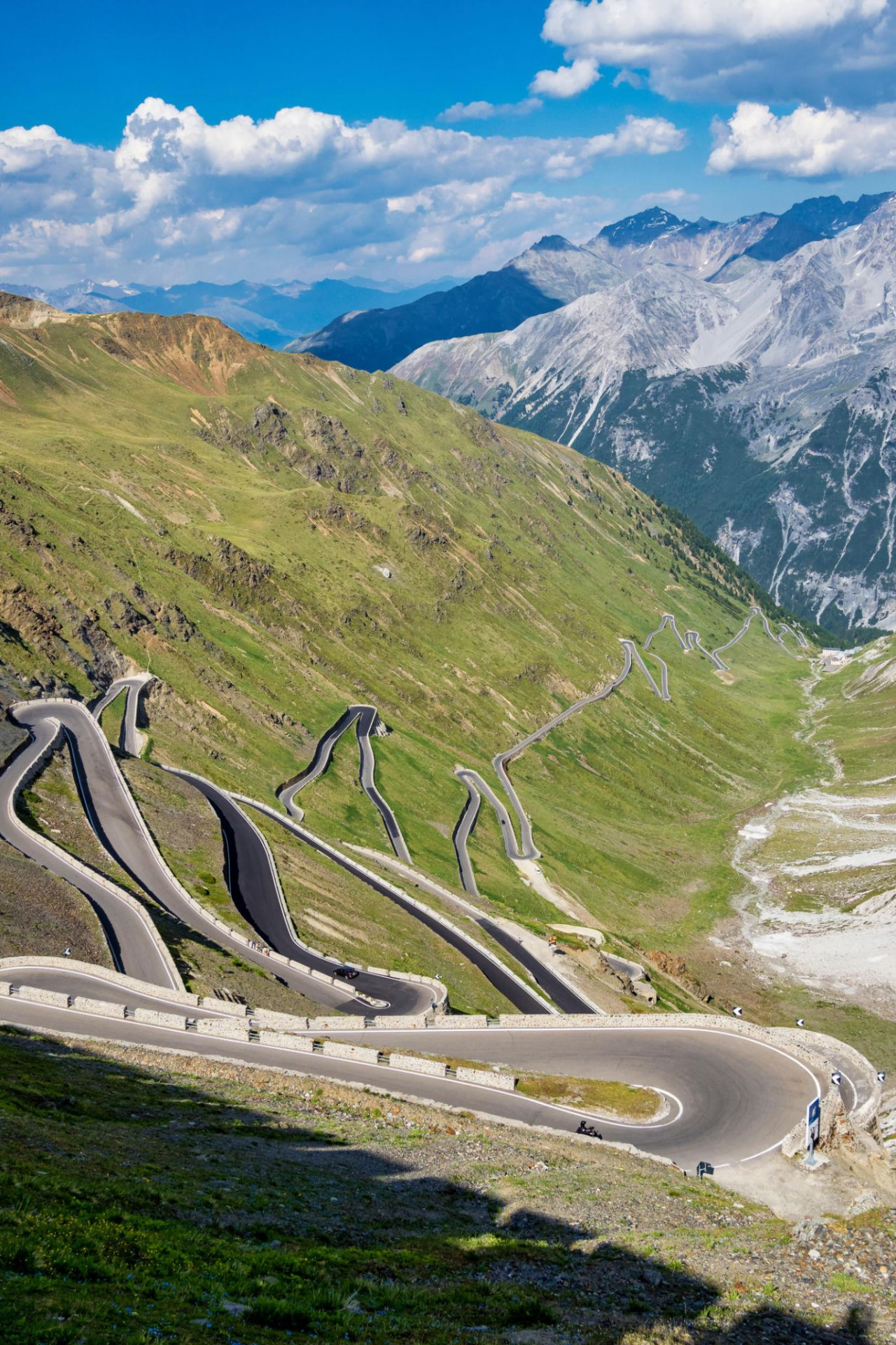 Haarspeldbochten van de Stelviopas in de Italiaanse Alpen